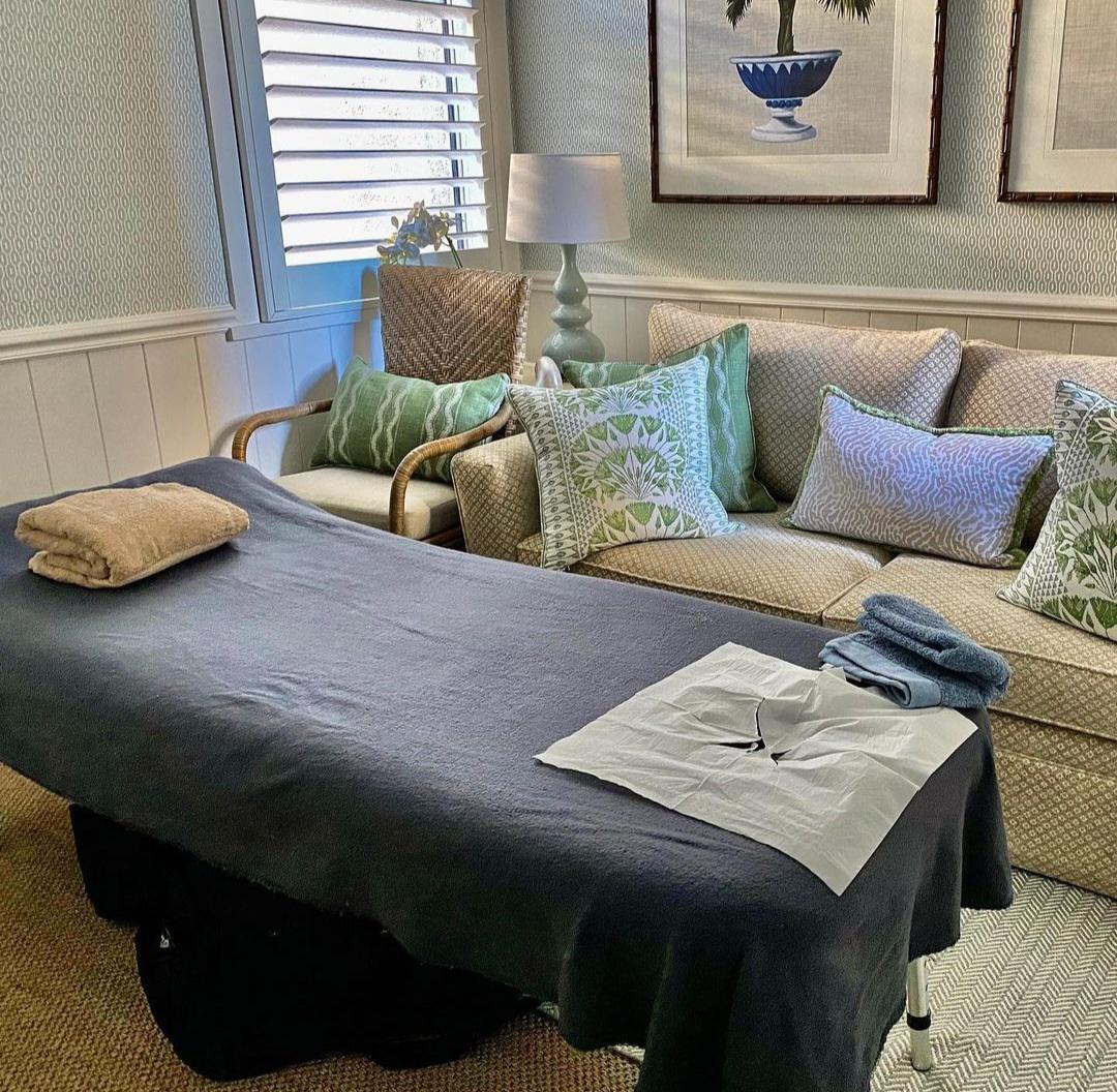 Mobile massage in a guest living room with palm decor