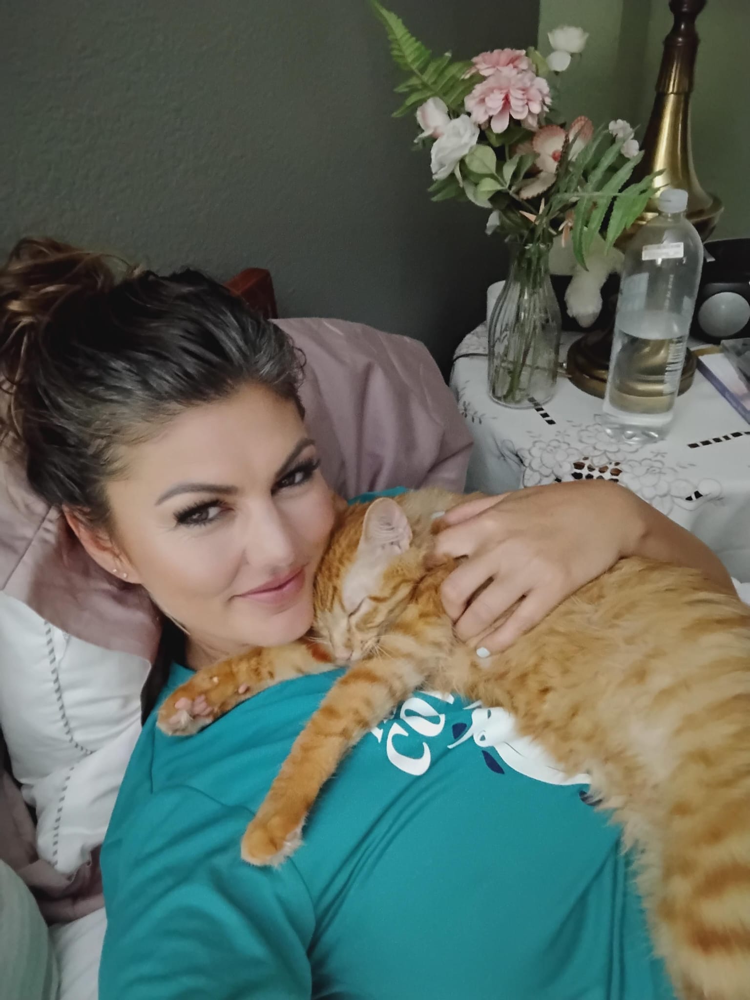 Shauna Welless with her rescued island cat — the personal side of ZenWaves